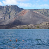 Nager dans un lac dans un volcan : check.